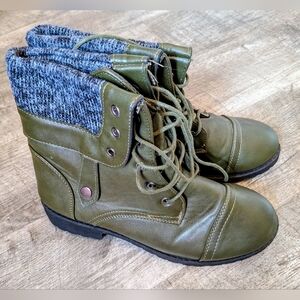 Yoki Olive Green Lace-Up Ankle Boots With Gray Sweater Accent Sz. 9